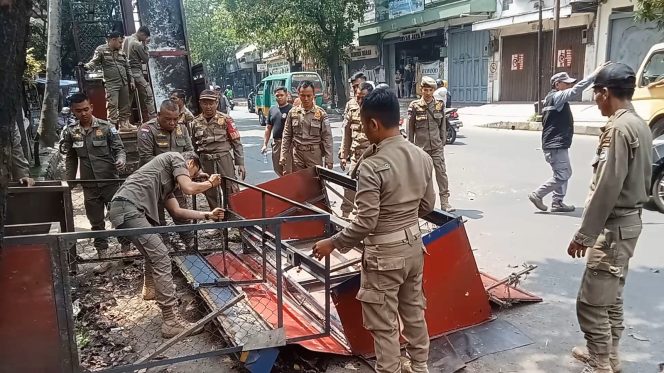 
					PKL Cicadas Bongkar Lapak Bertahap Dukung BRT
