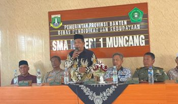 Puspito, M.Pd., selaku Kepala SMAN 1 Muncang, terlihat menjelaskan alur dan mekanisme SPMB Tahun Ajaran 2026/2027 di depan jajaran Muspika serta tokoh masyarakat, Kamis (16/4/2026).
