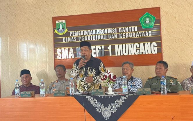 
					Puspito, M.Pd., selaku Kepala SMAN 1 Muncang, terlihat menjelaskan alur dan mekanisme SPMB Tahun Ajaran 2026/2027 di depan jajaran Muspika serta tokoh masyarakat, Kamis (16/4/2026).