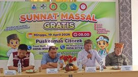 Momen pembukaan sunatan massal gratis di Puskesmas Citorek, Lebak, Minggu (19/4/2026). Terlihat jajaran lintas sektor kompak hadir, mulai dari tenaga kesehatan, Pemdes Citorek Barat, hingga komunitas Amprak Citorek. Kolaborasi ini jadi bukti nyata kepedulian bersama dalam menghadirkan layanan kesehatan yang dekat dan bermanfaat untuk warga.
