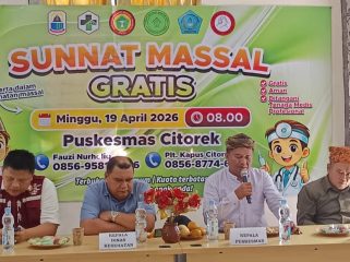 Momen pembukaan sunatan massal gratis di Puskesmas Citorek, Lebak, Minggu (19/4/2026). Terlihat jajaran lintas sektor kompak hadir, mulai dari tenaga kesehatan, Pemdes Citorek Barat, hingga komunitas Amprak Citorek. Kolaborasi ini jadi bukti nyata kepedulian bersama dalam menghadirkan layanan kesehatan yang dekat dan bermanfaat untuk warga.