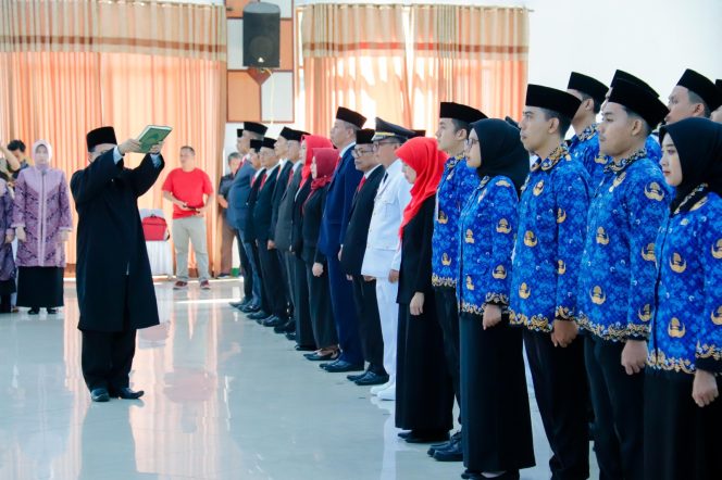 
					Bupati Herdiat Lantik 426 ASN, Pesannya Jangan Capek Layani Warga