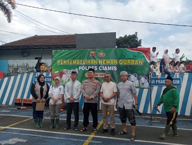 
					Polres Ciamis Bagikan 3.000 Kupon Daging Kurban untuk Warga