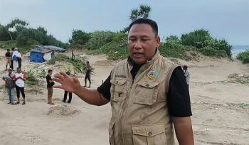 Anggota DPRD Provinsi Banten, Musa Weliansyah, saat melakukan sidak di lokasi tambang pasir laut di pesisir selatan Kabupaten Lebak, Kamis (14/5/2026). Sidak tersebut sempat memanas dan menjadi sorotan publik di media sosial. (Foto: Istimewa/Tangkapan Layar Video)