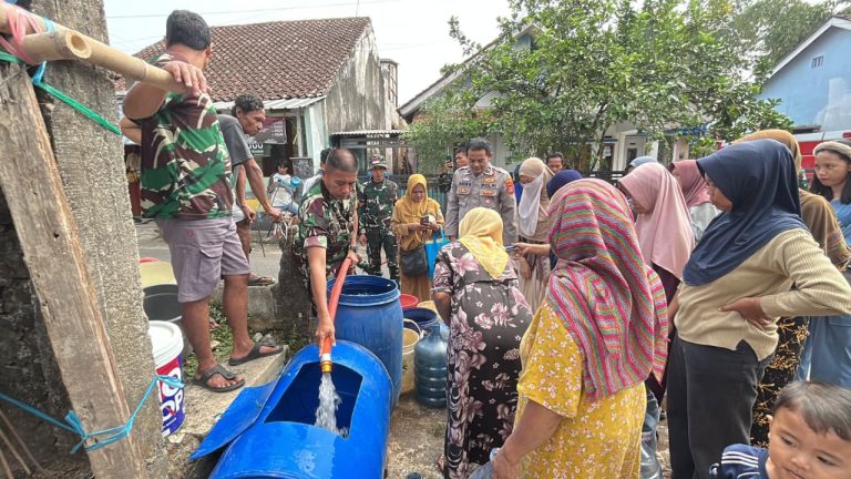 450 Warga Sukarame Dapat Bantuan Air Bersih TNI