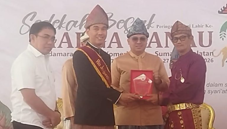Marga Danau Sematkan Gelar Adat untuk H. Muchendi