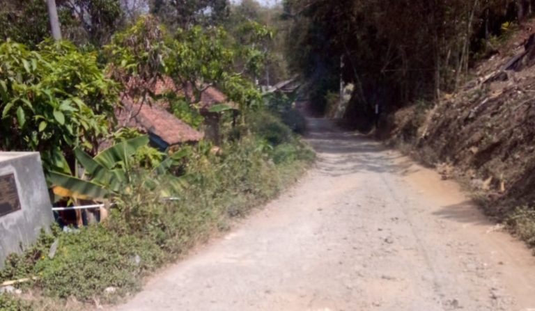 Tujuh Tahun Rusak, Warga Leuwibudah Patungan Perbaiki Jalan