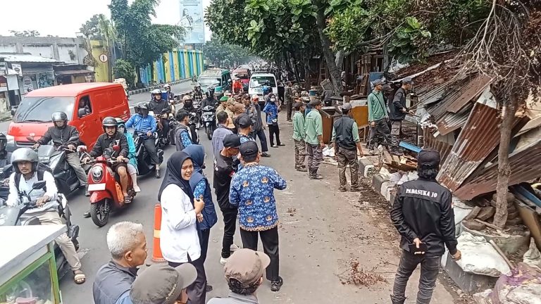 Bangunan Liar Pasirlayung Ditertibkan, Pedagang Tetap Jualan